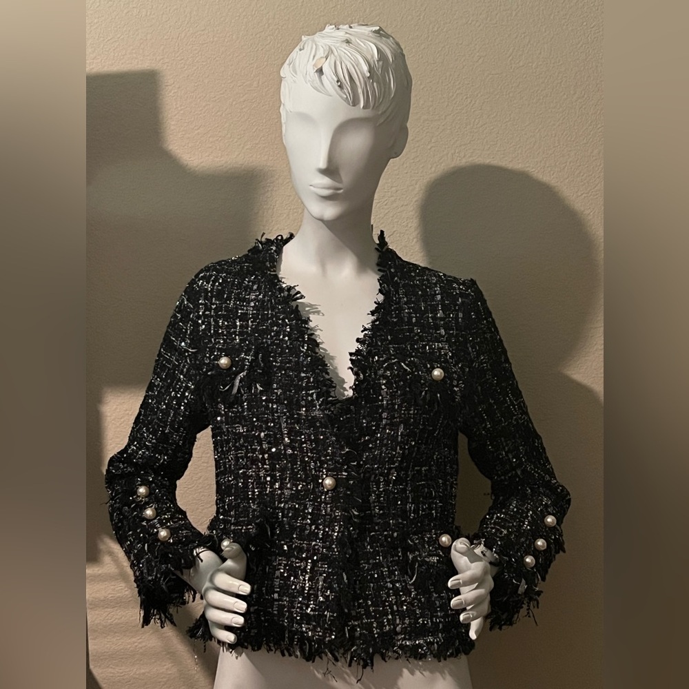 Black and White Textured Blazer with Cropped Design and V Neckline